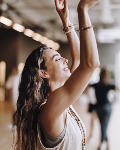 a-candid-photo-of-a-woman-with-long-wavy-hair-eyes-efr025w_RqWBuFO-Jbn0uw--59COaWDTKiF2bPchghAFA